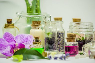 Çiçek ve bitki özleri küçük şişelerde. Seçici odak.