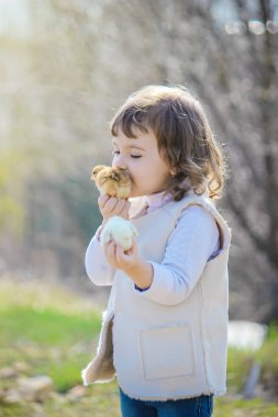 Kolunda bir piliçle kız. Seçici odak. 