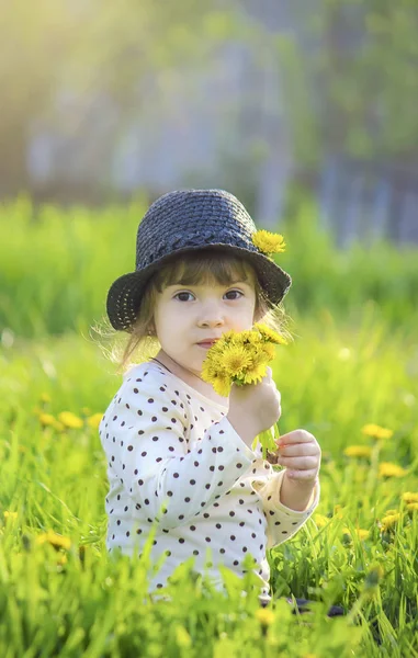 Κορίτσι με τα λουλούδια την άνοιξη έξω. Επιλεκτική εστίαση. — Φωτογραφία Αρχείου