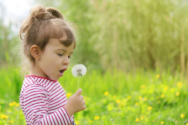 Flicka med blommor under våren utanför. Selektivt fokus. — Stockfoto