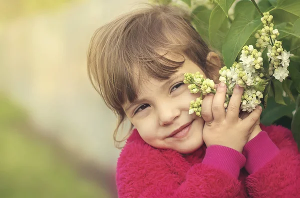 Menina com flores na primavera fora. Foco seletivo . — Fotografia de Stock