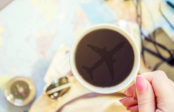 Antecedentes del viaje, el reflejo en la taza de café. Mapa. Enfoque selectivo . — Foto de Stock