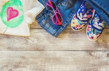 ahşap arka plan bebek öğeleri. seçici odak.