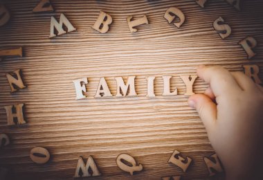 Ahşap harfler, kelimeler. Seçici odak.