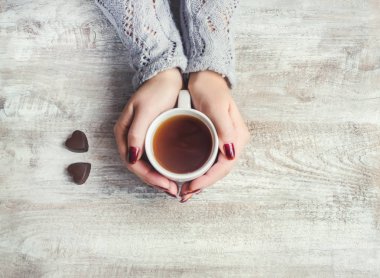 bir fincan çay bir arada tutan severler. Seçici odak. 