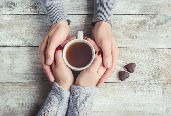Amantes segurando juntos uma xícara de chá. Foco seletivo . — Fotografia de Stock