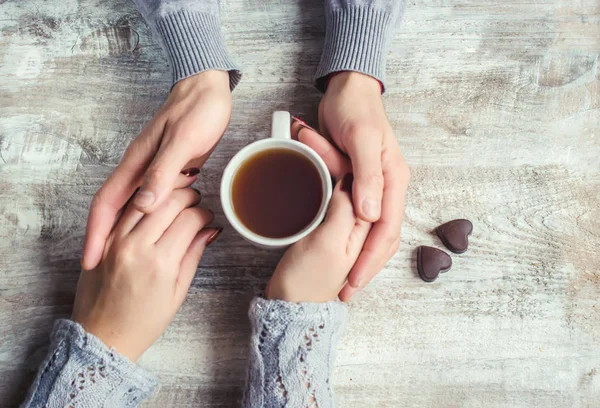 Amantes sosteniendo juntos una taza de té. Enfoque selectivo . — Foto de Stock