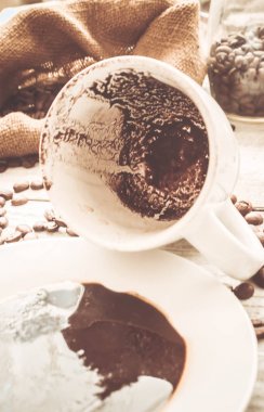 kahve çekirdeği. bir fincan kahve. seçici odak.