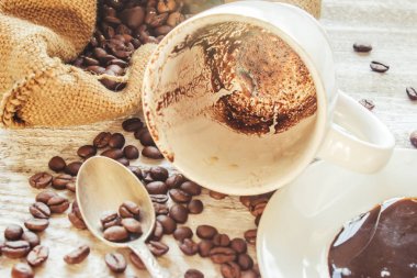 kahve çekirdeği. bir fincan kahve. seçici odak.