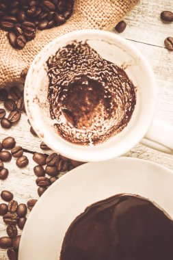 kahve çekirdeği. bir fincan kahve. seçici odak.