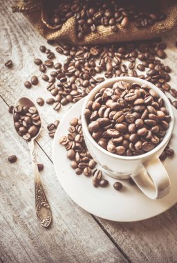 kahve çekirdeği. bir fincan kahve. seçici odak.