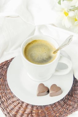 yatakta sıcak kahve. seçici odak. 