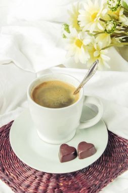 yatakta sıcak kahve. seçici odak. 