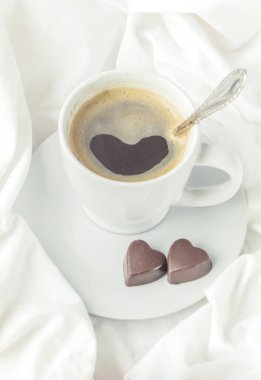 yatakta sıcak kahve. seçici odak. 