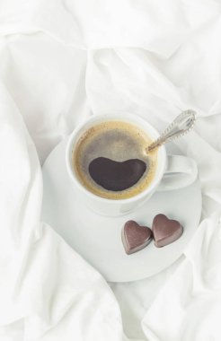 yatakta sıcak kahve. seçici odak. 