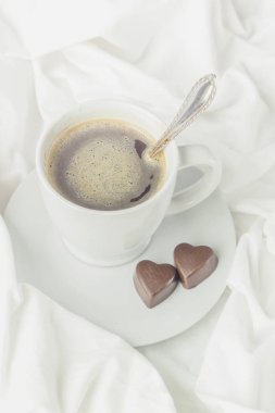 yatakta sıcak kahve. seçici odak. 