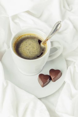 yatakta sıcak kahve. seçici odak. 