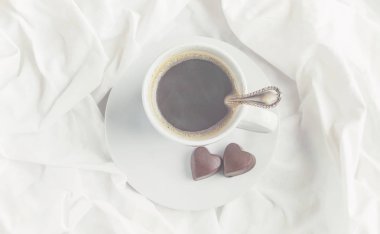 yatakta sıcak kahve. seçici odak. 