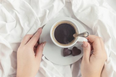 yatakta sıcak kahve. seçici odak. 