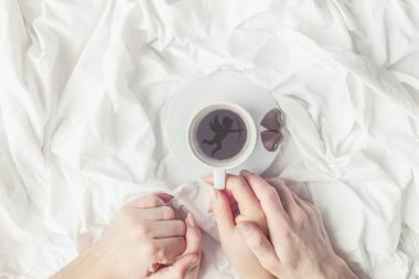 yatakta sıcak kahve. seçici odak. 