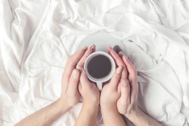 yatakta sıcak kahve. seçici odak. 
