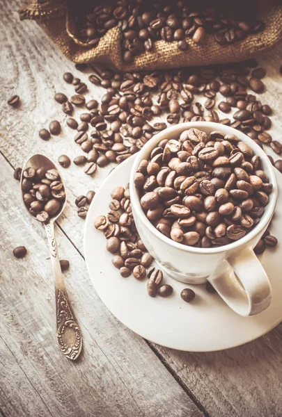 Grano de café. una taza de café. enfoque selectivo . — Foto de Stock