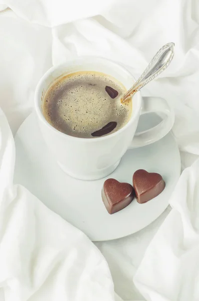 Горячий кофе в постели. селективный фокус . — стоковое фото
