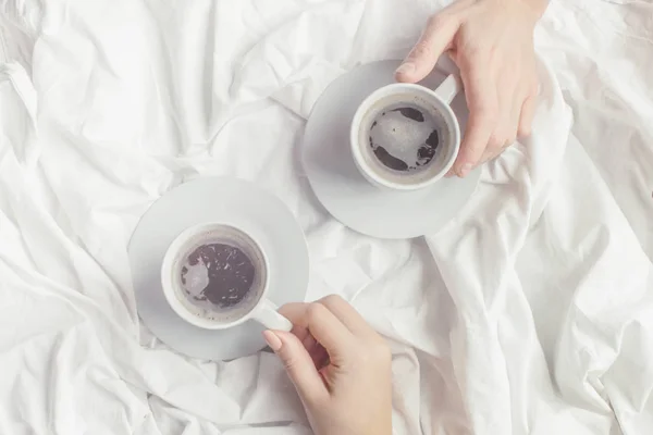 Café quente na cama. foco seletivo . — Fotografia de Stock