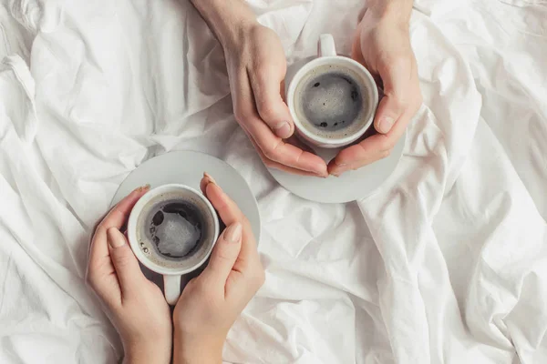 Hett kaffe i sängen. selektivt fokus. — Stockfoto