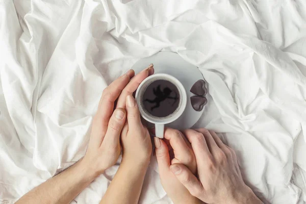 Горячий кофе в постели. селективный фокус . — стоковое фото
