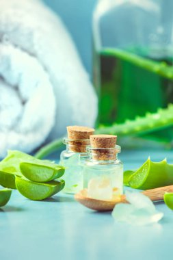 Aloe Vera özü küçük bir şişe ve parça tablo. Seçici odak. 