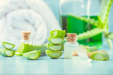 Aloe Vera özü küçük bir şişe ve parça tablo. Seçici odak. 