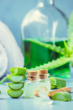 Aloe Vera özü küçük bir şişe ve parça tablo. Seçici odak. 