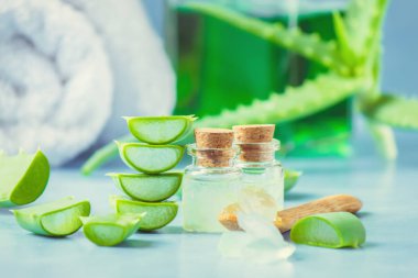 Aloe Vera özü küçük bir şişe ve parça tablo. Seçici odak. 