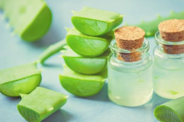 Aloe Vera özü küçük bir şişe ve parça tablo. Seçici odak. 