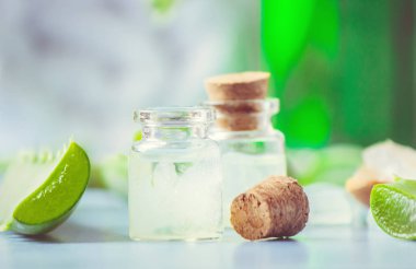 Aloe Vera özü küçük bir şişe ve parça tablo. Seçici odak. 