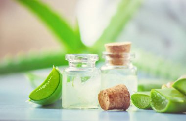 Aloe Vera özü küçük bir şişe ve parça tablo. Seçici odak. 