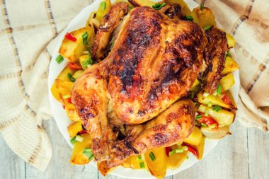 tavuk fileto patates garnitür ile kızarmış. Seçici odak. 