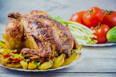 tavuk fileto patates garnitür ile kızarmış. Seçici odak. 