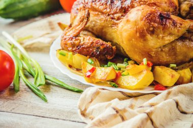 tavuk fileto patates garnitür ile kızarmış. Seçici odak. 