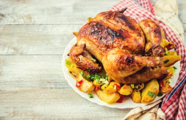 tavuk fileto patates garnitür ile kızarmış. Seçici odak. 