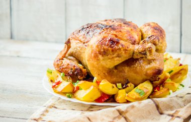 tavuk fileto patates garnitür ile kızarmış. Seçici odak. 