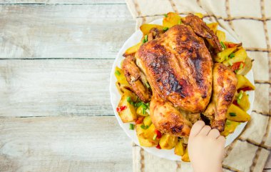 tavuk fileto patates garnitür ile kızarmış. Seçici odak. 