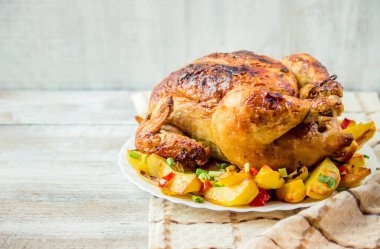 tavuk fileto patates garnitür ile kızarmış. Seçici odak. 