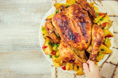 tavuk fileto patates garnitür ile kızarmış. Seçici odak. 