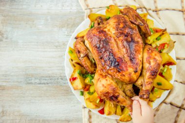tavuk fileto patates garnitür ile kızarmış. Seçici odak. 