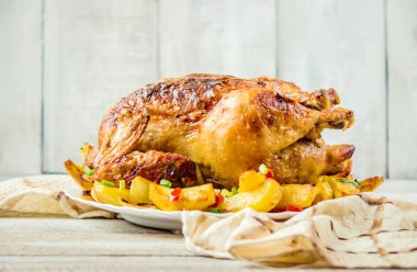 tavuk fileto patates garnitür ile kızarmış. Seçici odak. 