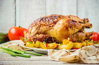 tavuk fileto patates garnitür ile kızarmış. Seçici odak. 