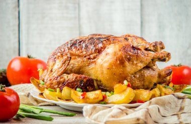 tavuk fileto patates garnitür ile kızarmış. Seçici odak. 