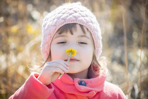 Chica con flores amarillas primaverales primero. Enfoque selectivo . —  Fotos de Stock